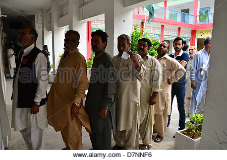 rawalpindi-pakistan-11th-may-2013-men-queue-to-vote-at-a-polling-station-d7nnf6